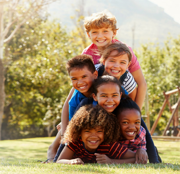 Six enfants forment une pyramide humaine