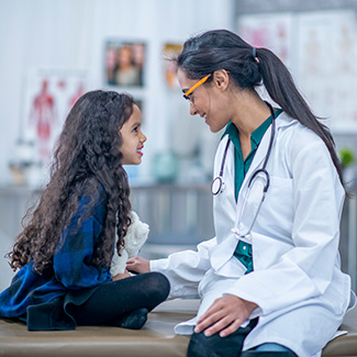 Une jeune fille discute avec un médecin