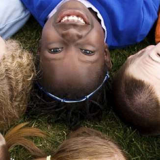 Photo d'un groupe diversifié de jeunes