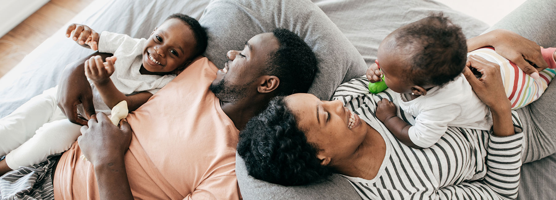 Une jeune famille sur un lit