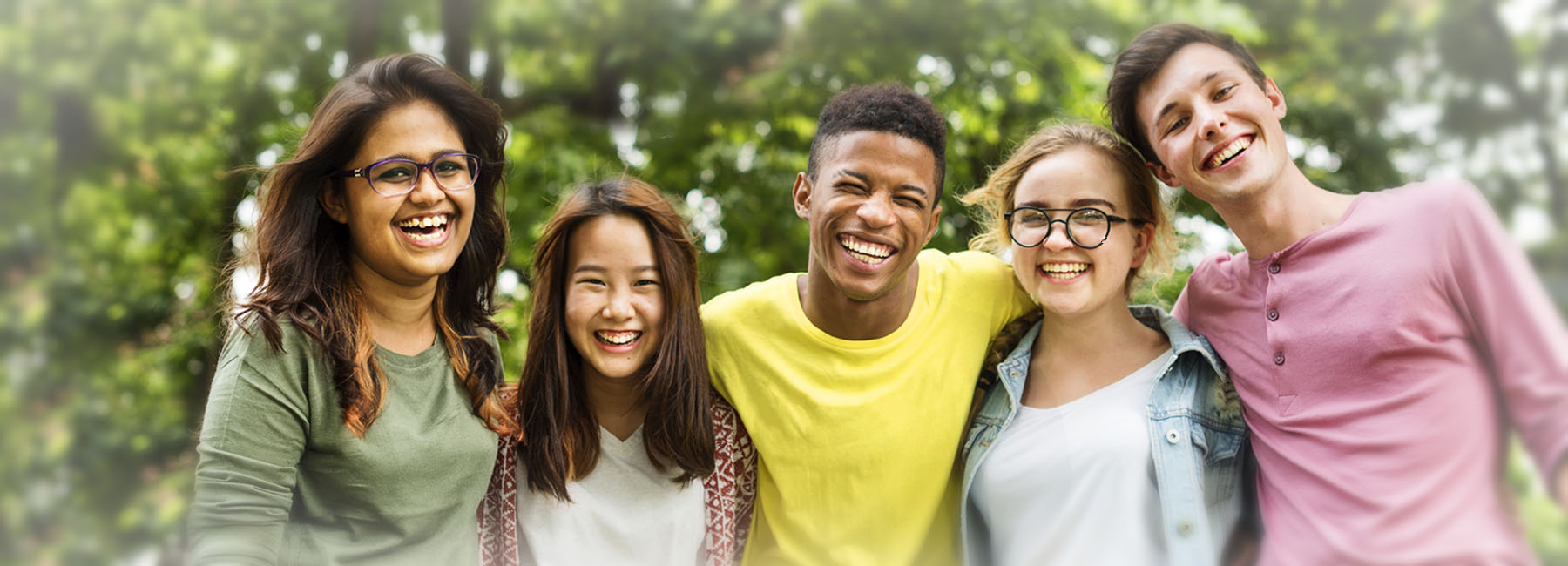 Six jeunes souriants