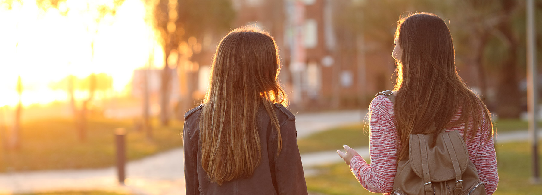 Deux jeunes filles parlent dans un parc