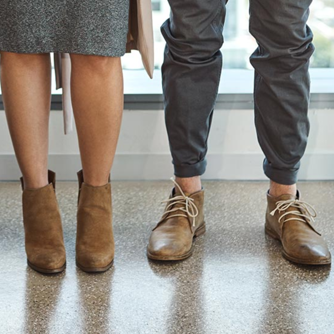 Deux personnes debout