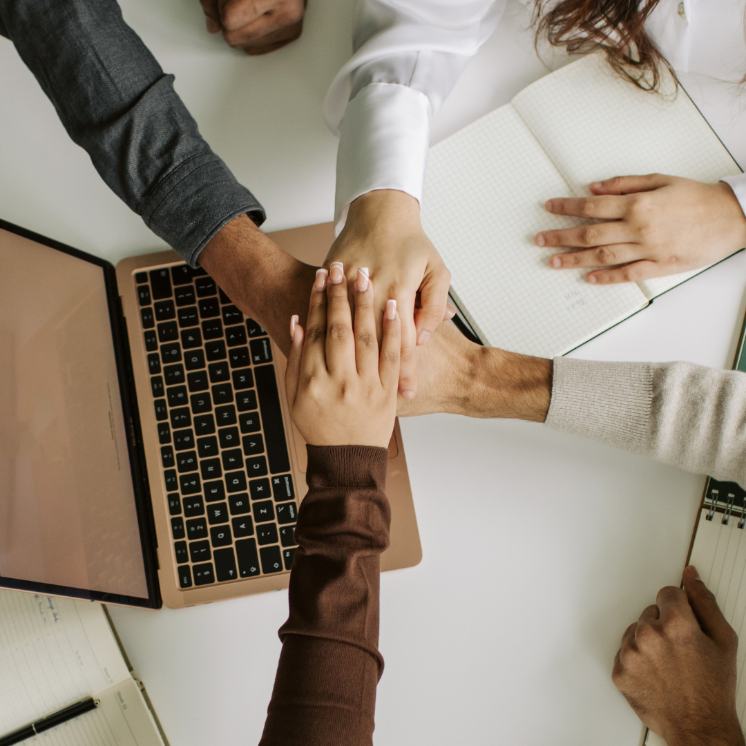 Des mains qui s'unissent pour célébrer