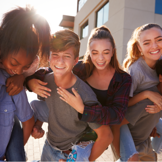Un groupe de jeunes gens qui rient et profitent de la compagnie des autres